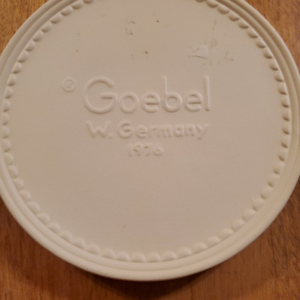 Hummel Goebel Collectors' Club Member 1976 Plaque Round - Picture 4 of 4